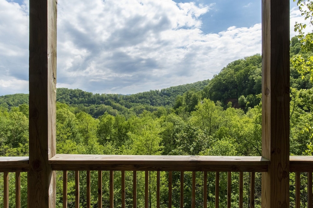 New Luxury Condo In Smoky Mountain Country Club, No Steps To Get In! - Cherokee, NC