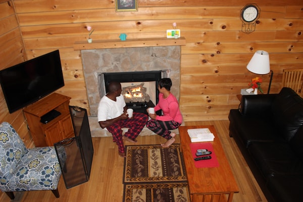 Surprise 2 Bedroom Cabin Sleeps Up To 8! - Summersville, WV