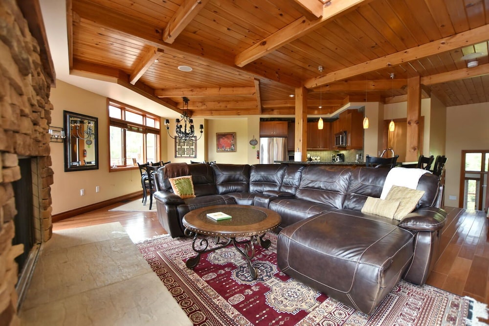Upscale Chalet With Private Hot Tub . Five Minutes To Blue Mountain Village . - Collingwood