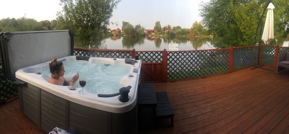 Beautiful 3 Bedroom Lodge On A Fishing Lake With Hot Tub. - Woodhall Spa