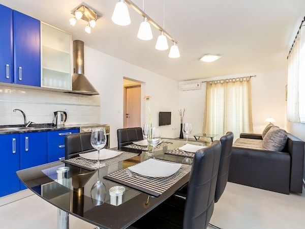 Apartment In Medulin With Loggia, Air Condition, Wifi, Washing Machine (3613-1) - Premantura