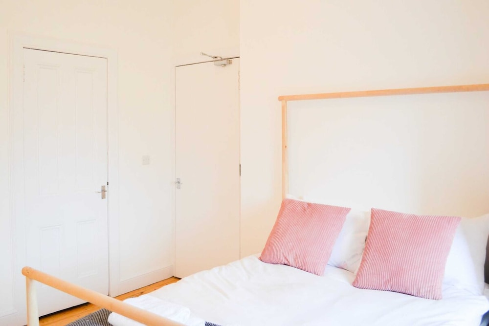 Modern 1 Bedroom Flat In The Heart Of Edinburgh - Leith