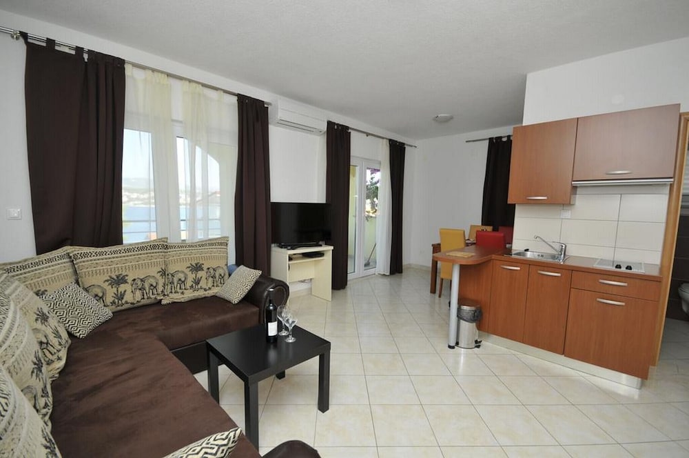 Apartments Villa Moonlight - One Bedroom Apartment With Sea View Terrace And Balcony - Seget Vranjica