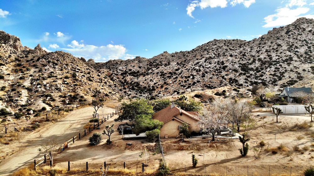 Rancho Pionera: 5 Min Stroll To Pappy & Harriet's! Hottub, Views, Pool - Yucca Valley, CA