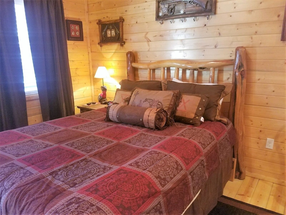 Antler`s Crossing - #3 Western Cabin - One Bedroom Cabin - New Mexico