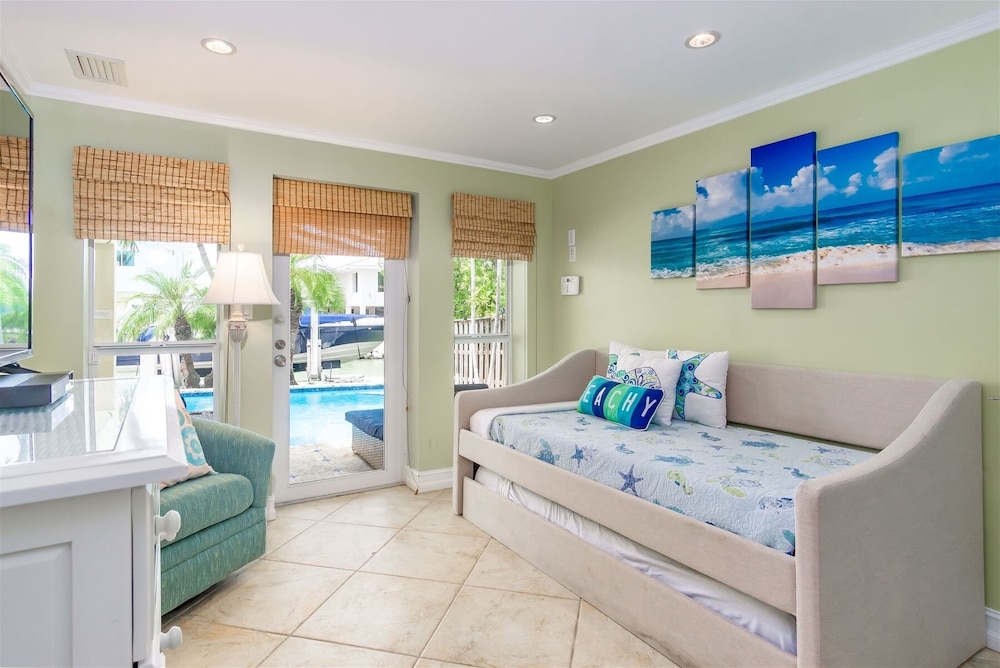 Sweet Retreat! 4 Bedroom 2.5 Baths Sombrero Beach W Pool Jacuzzi, 37` Dock 2 - Marathon, FL