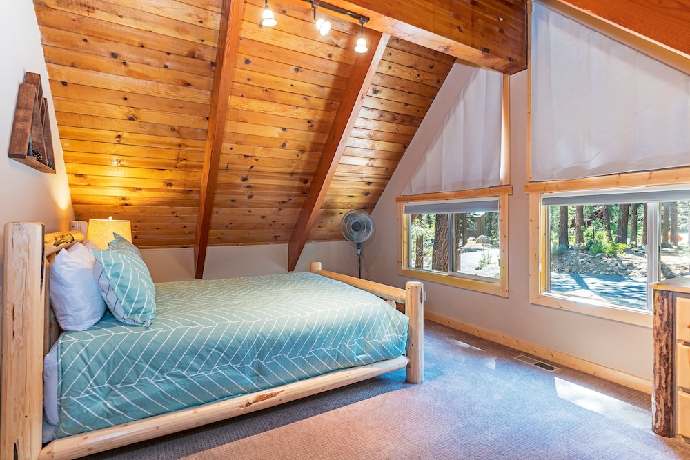 Quaint Dog Friendly Bungalow With Pool And Private Beach Access! - Truckee, CA