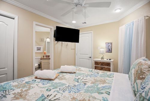 13 Tiki Island, TX Vacation rentals & Airbnb cozycozy