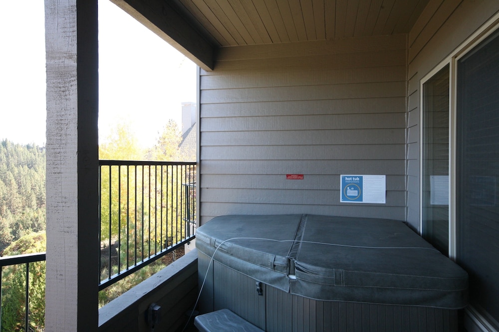 Hospitality Suite (No Kitchen), Seasonal Community Pool - Bend, OR