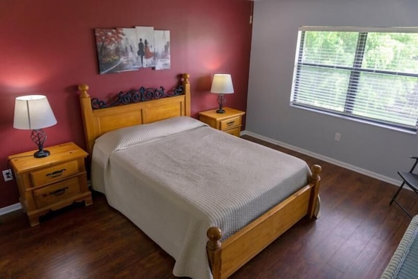 Great Relaxing Overnight Stay! Kitchenette, Free Parking, 2 Tennis Courts - Bradenton, FL
