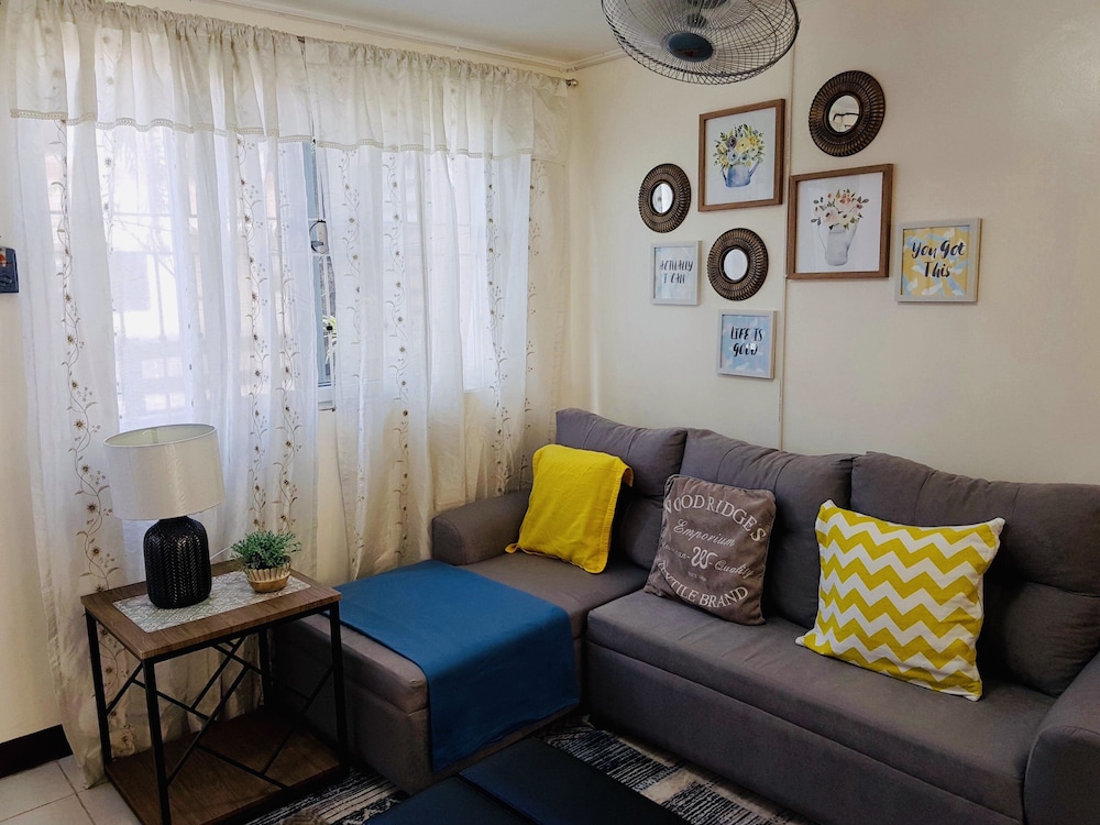 Entire House/ Fully Air Conditioned/ Hispeed Wifi. Cable Tv. Smart Tv - Luzon