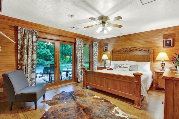 8 Acres Of Fun & Relaxation In A Beautiful Rock Cottage With A Pool And Hot Tub - Stagecoach, TX