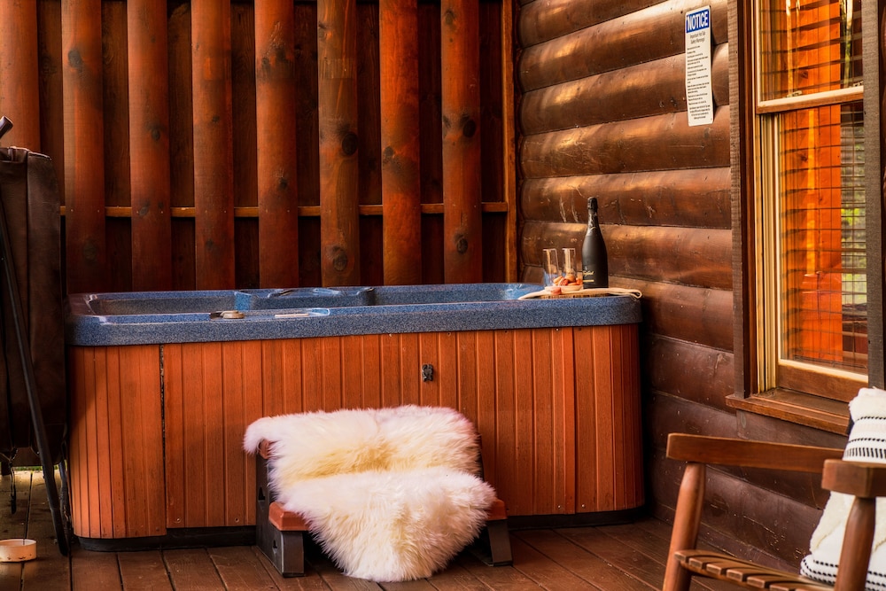Large Family Cabin, Game Room, Hot Tub, Epic Views, Firepit On The Deck - Gatlinburg, TN