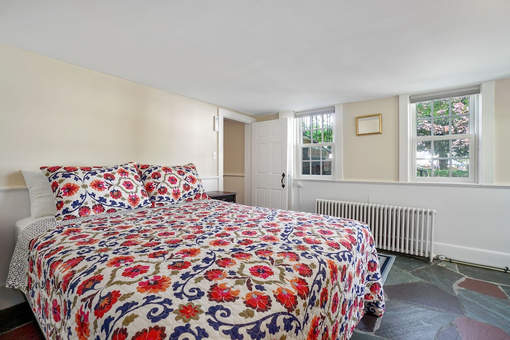 Dog-friendly Apartment In A Prime Location - Walk To Town Beaches - Manchester-by-the-Sea, MA
