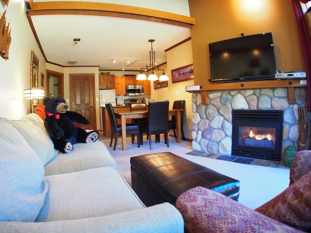 2 Bedroom Apartment In Village Centre, Ski In/out - British Columbia
