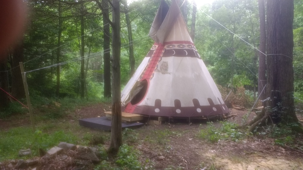 Sioux Tipi On Chloe's Lake - 캣스킬