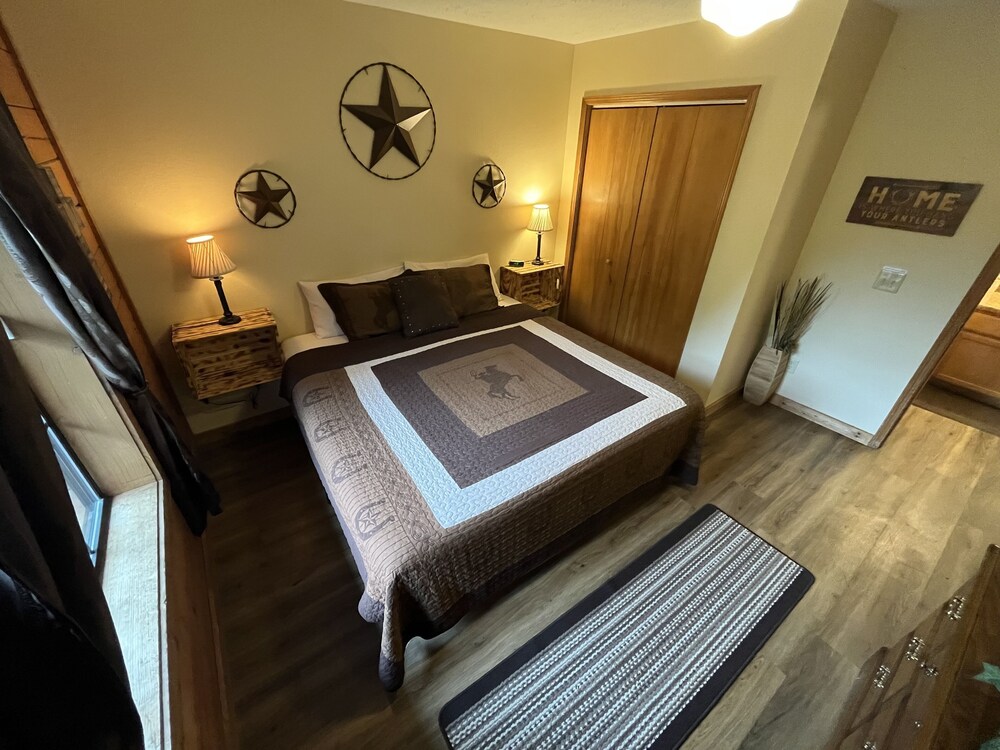 A Western-themed Welcoming Stay Awaits You Here In This Rustic Cabin Condo! - Rockaway Beach, MO