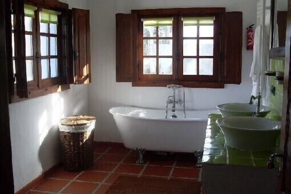 Typical House Renovated With Swimming Pool, 10 People At 15 Min. Beach - Pereira