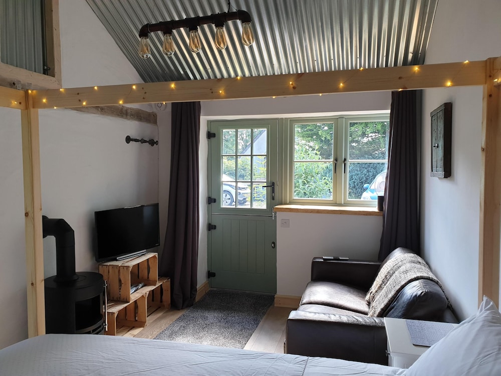 Cosy Romantic Cottage With Hot Tub, Four Poster Bed, And Breakfast - Wales