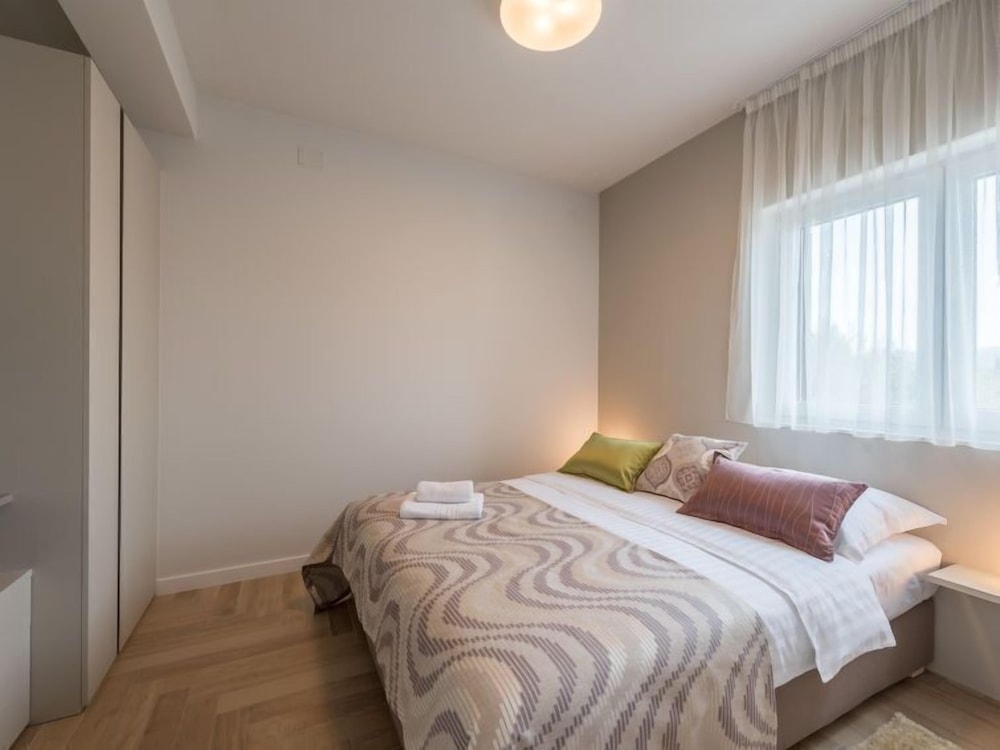 Agréable Appartement Pour 6 Personnes Avec Wifi, Climatisation, Piscine, Tv, Terrasse Et Parking - Brodarica