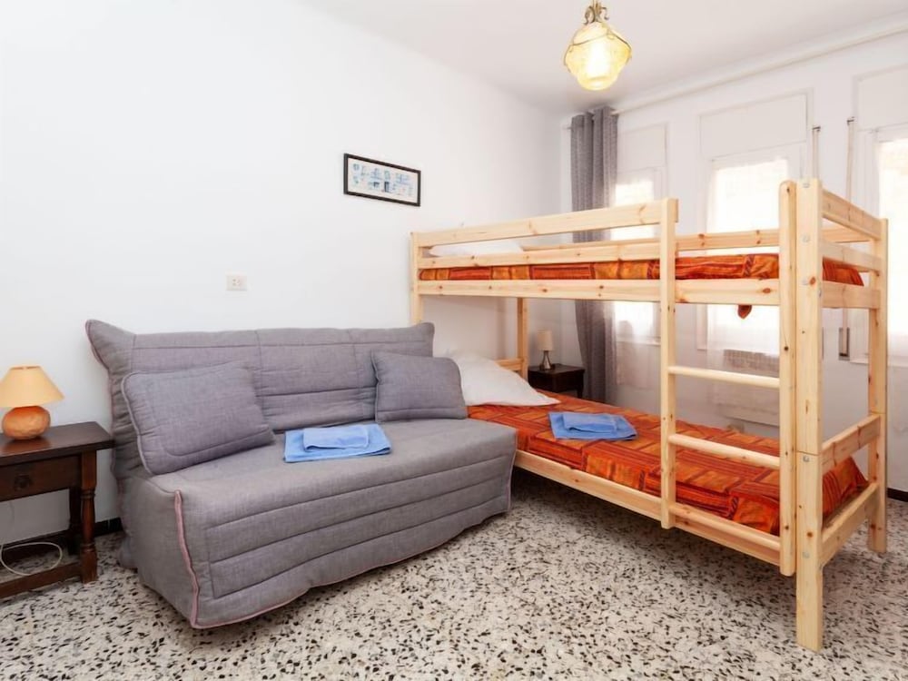 Apartment Geranis In Llançà - 5 Persons, 2 Bedrooms - Llançà
