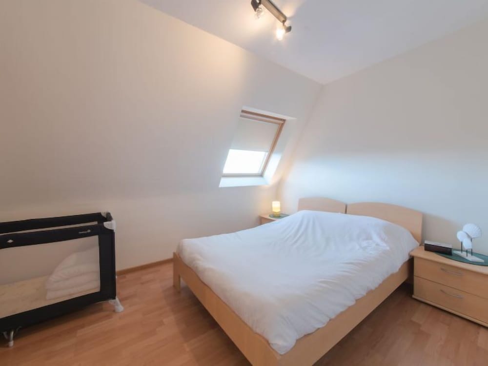 Appartement Residentie Irena In Bredene - 6 Personen, 2 Slaapkamers - Bredene
