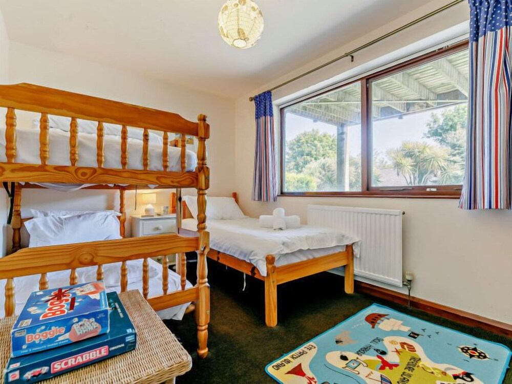 Milton Lodge - Three Bedroom House, Sleeps 7 - Cornwall