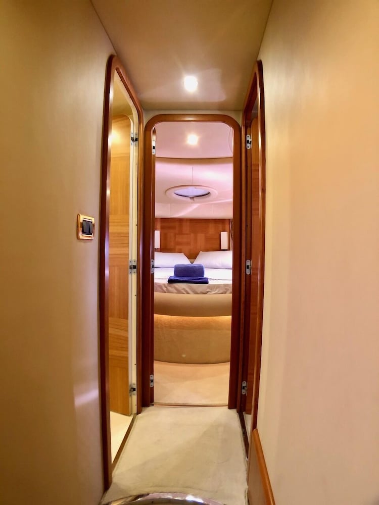 Stay At A Luxury Crewed 2011 Azimut 55 Fly Yacht In Bodrum 3 Cabins For 6 Guests - Bodrum