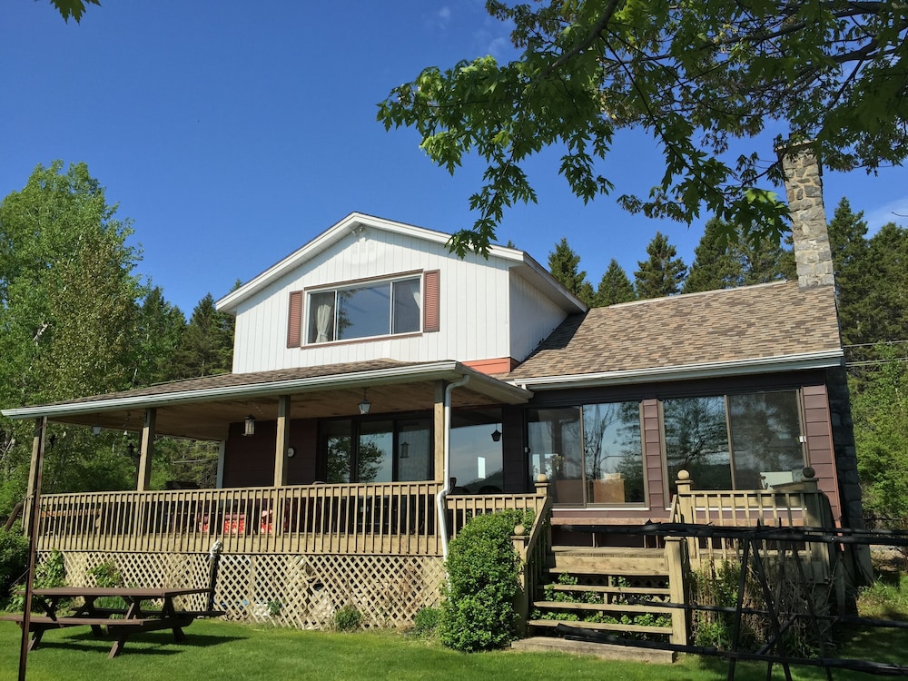 The Cottage Is Bordering Lac Ouimet.  5 Minutes From Mont-tremblant Village - Mont-Tremblant