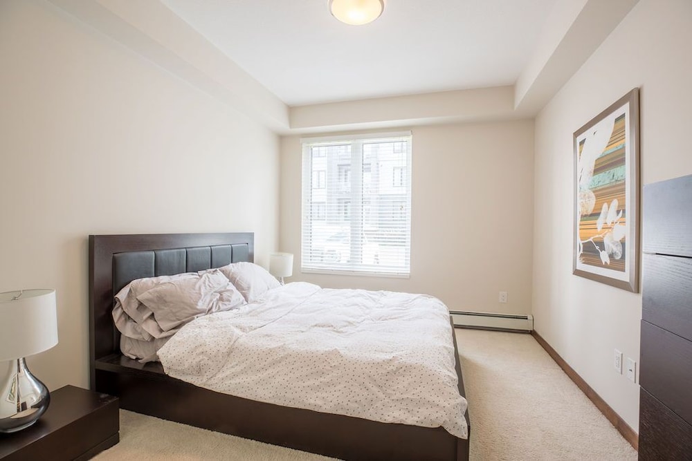 Gloednieuw Ruim Appartement Met 2 Slaapkamers En 2 Badkamers In Regina - White City