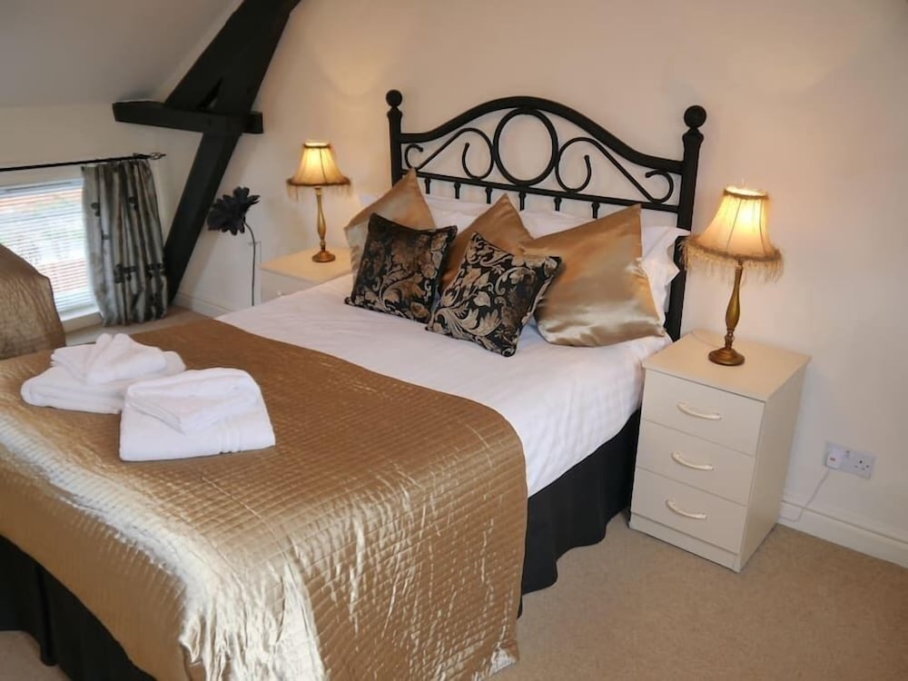The Shakespeare Lodge - Sleeps Up To 12 - Large Hot Tub - Stratford-upon-Avon