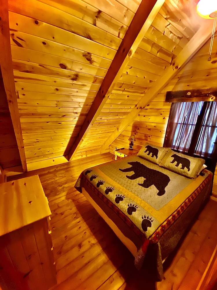 Beautiful 3 Bedrm Knotted Pine Cabin Resting On 3 Acres W/full Wrap 3 Level Deck - Great Smoky Mountains National Park