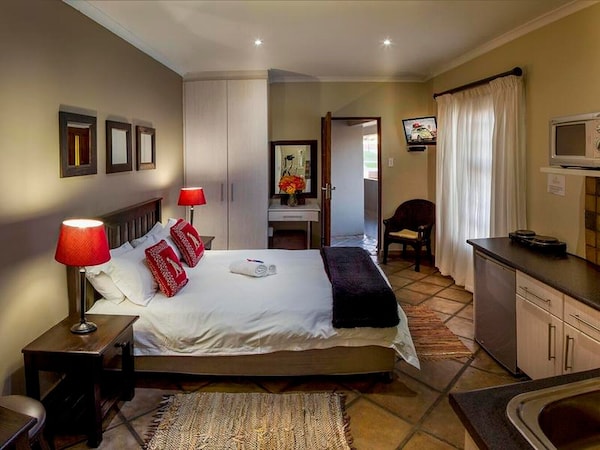 Guest Lodge, Double Bed And Sofa Bed Max. 4 Guests, Near Port Elizabeth - Port Elizabeth