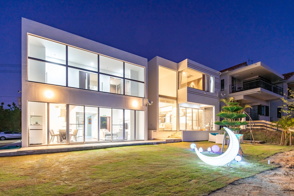 Luxury Hillside Villa With Sea Views - 沖縄市