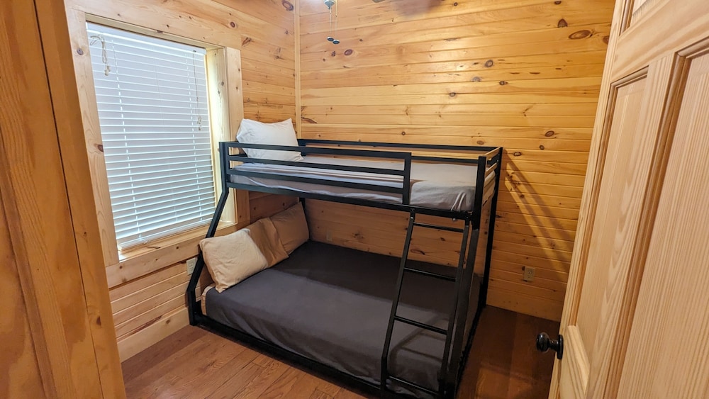 Incredible Secluded Cabin Featuring Amazing Forest Views Off Of The Back Deck! - Hocking County, OH