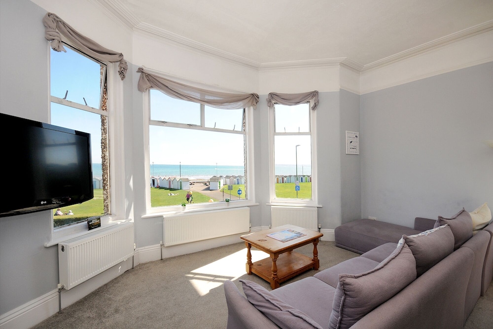 Wavecrest Holiday Apartments On The Beach - Devon