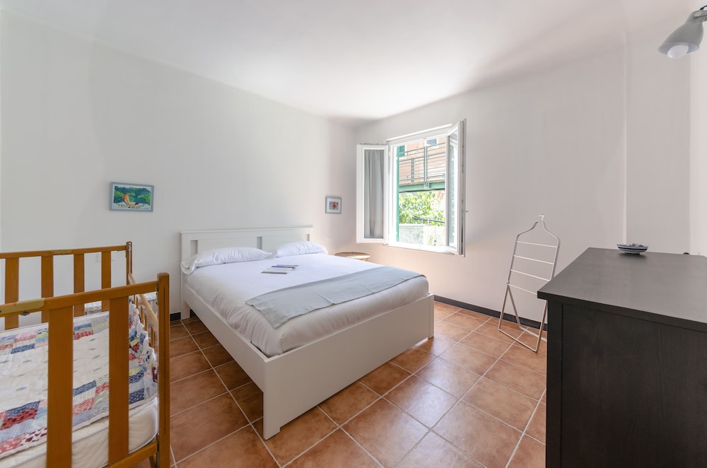 ALTIDO Pretty House in Vernazza Yard Apartment - Cinque Terre