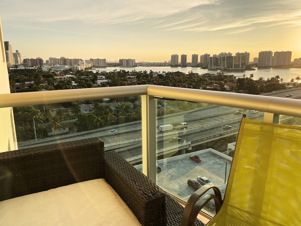 Sunny Isles Condo Resort 14th floor Intracoastal view!! - Cooper City, FL