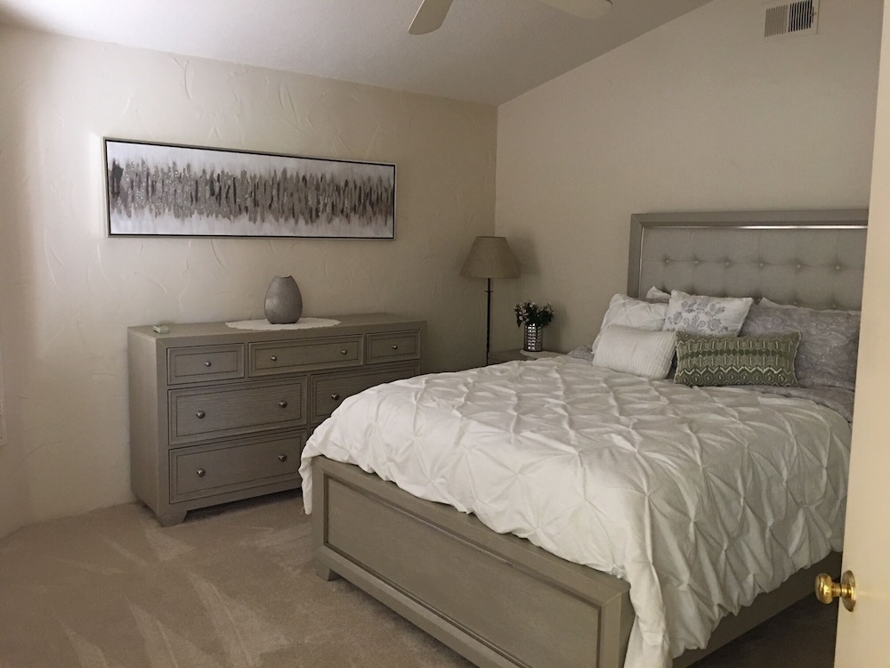 Amazing 2 Bedroom Condominium Villa With A Family Room At Desert Falls Community - Palm Desert, CA