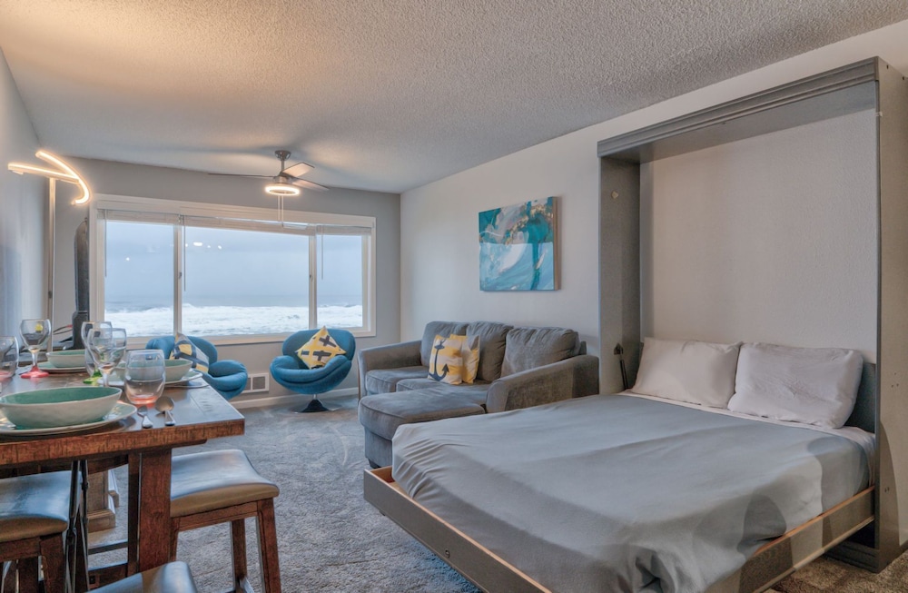 Make Memories And Meals In "Finders Keepers," A Two-room Beachfront Condo. - Lincoln City, OR