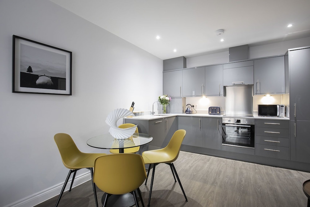Elliot Oliver -Stylish 2 Bedroom Apartment With Parking In The Docks - Gloucester
