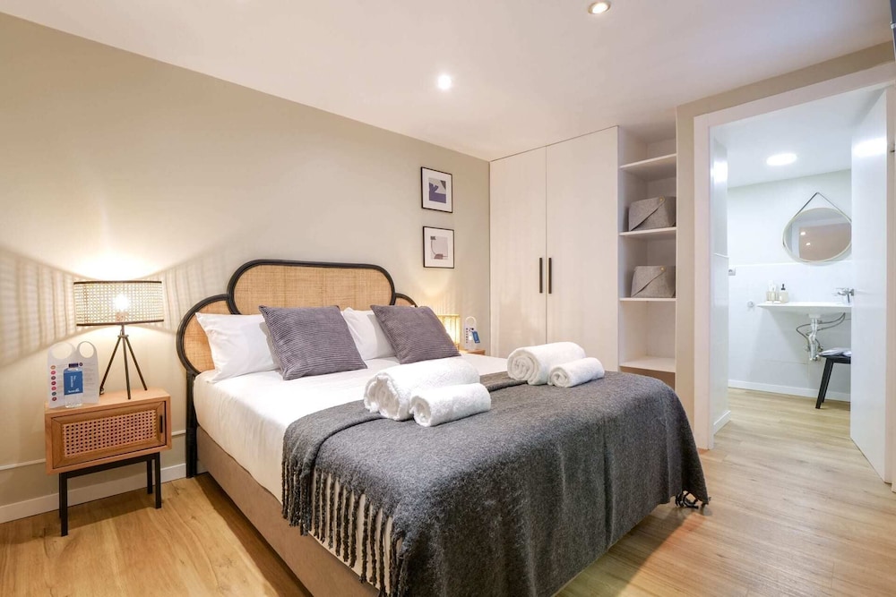 Verdi Baixos - Two Bedroom Apartment, Sleeps 6 - Santa Coloma de Gramenet