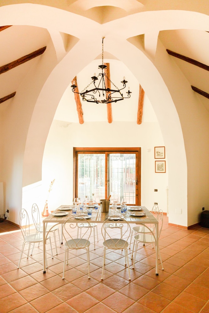 An Old Farmhouse Expertly Restored And Transformed Into A Prestigious Villa - Battipaglia