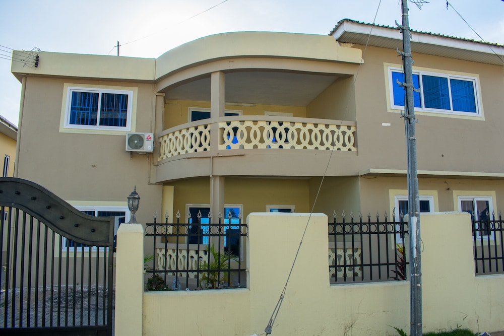 Brannic Lodge/hostel Fits Up To 28 People - Accra