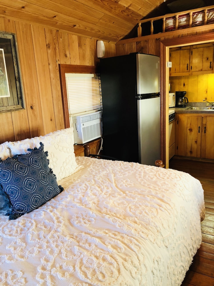 *Once A Part Of The Beloved Shady Oak Lodge - Cabin 3 (Sleeps 5) W/ Boat Ramp* - Louisiana