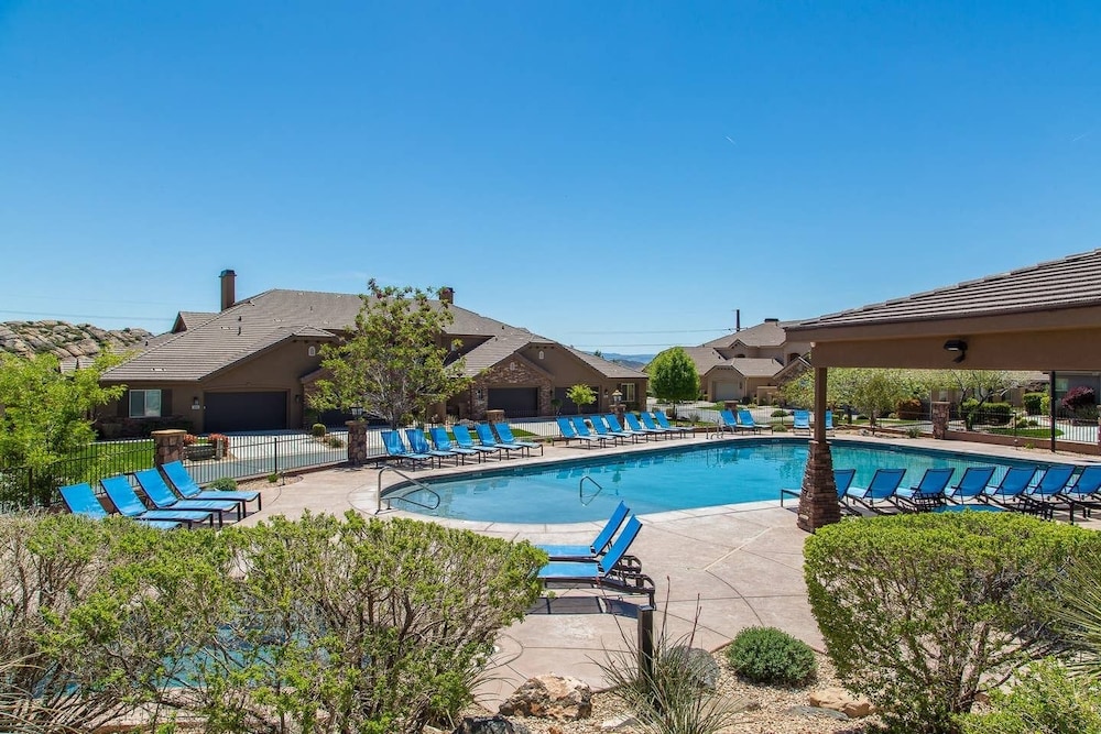 Relax In 2 Heated Pools Or Hot Tubs! Close To Zions! Great Location! - St. George, UT