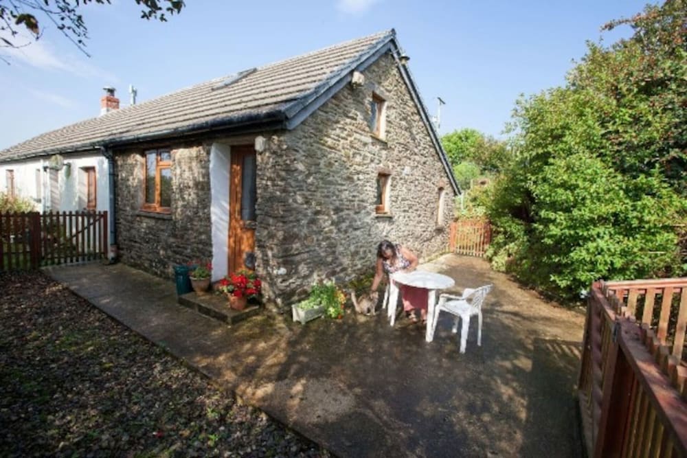Inviting 2-bed Cottage In Newcastle Emlyn - Wales