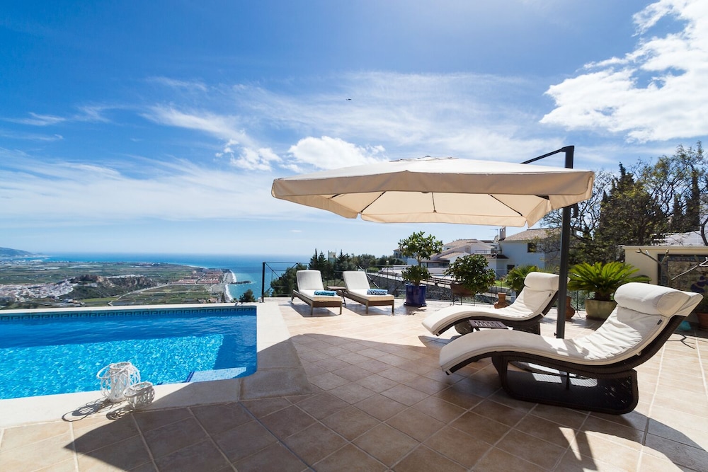 Villa Aura Is A Sunny Family Villa With A Breathtaking View - Salobreña