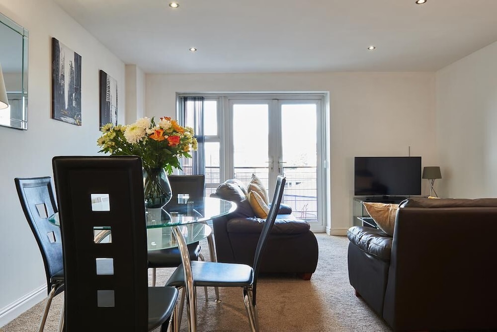 "Clarence Court Newcastle" by Greenstay Serviced Accommodation - Stunning 1 Bed Apartment, Ideal For Business Travellers, Families & Relocations, Short & Long Stays - Parking, Balcony, Netflix & Wi-Fi, Close to Shops & Restaurants - Newcastle upon Tyne
