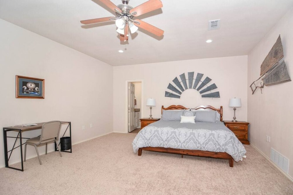 The Holly House - 2br/2ba - Pet Friendly - Lubbock